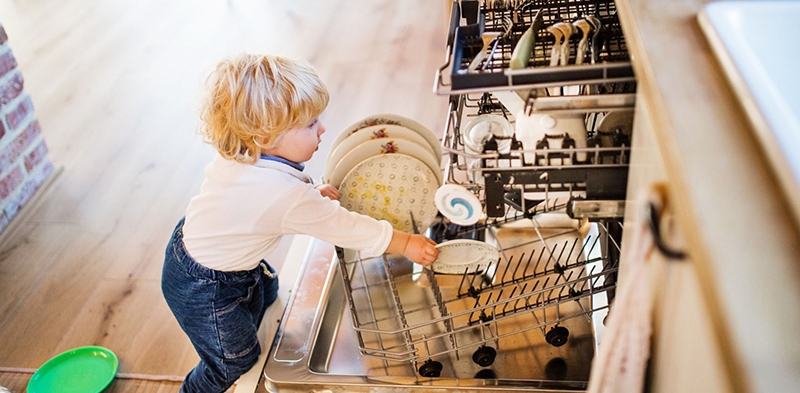 کودک و ماشین ظرفشویی