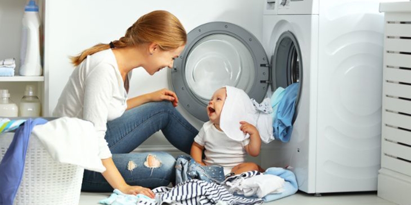 کودک و ماشین لباسشویی
